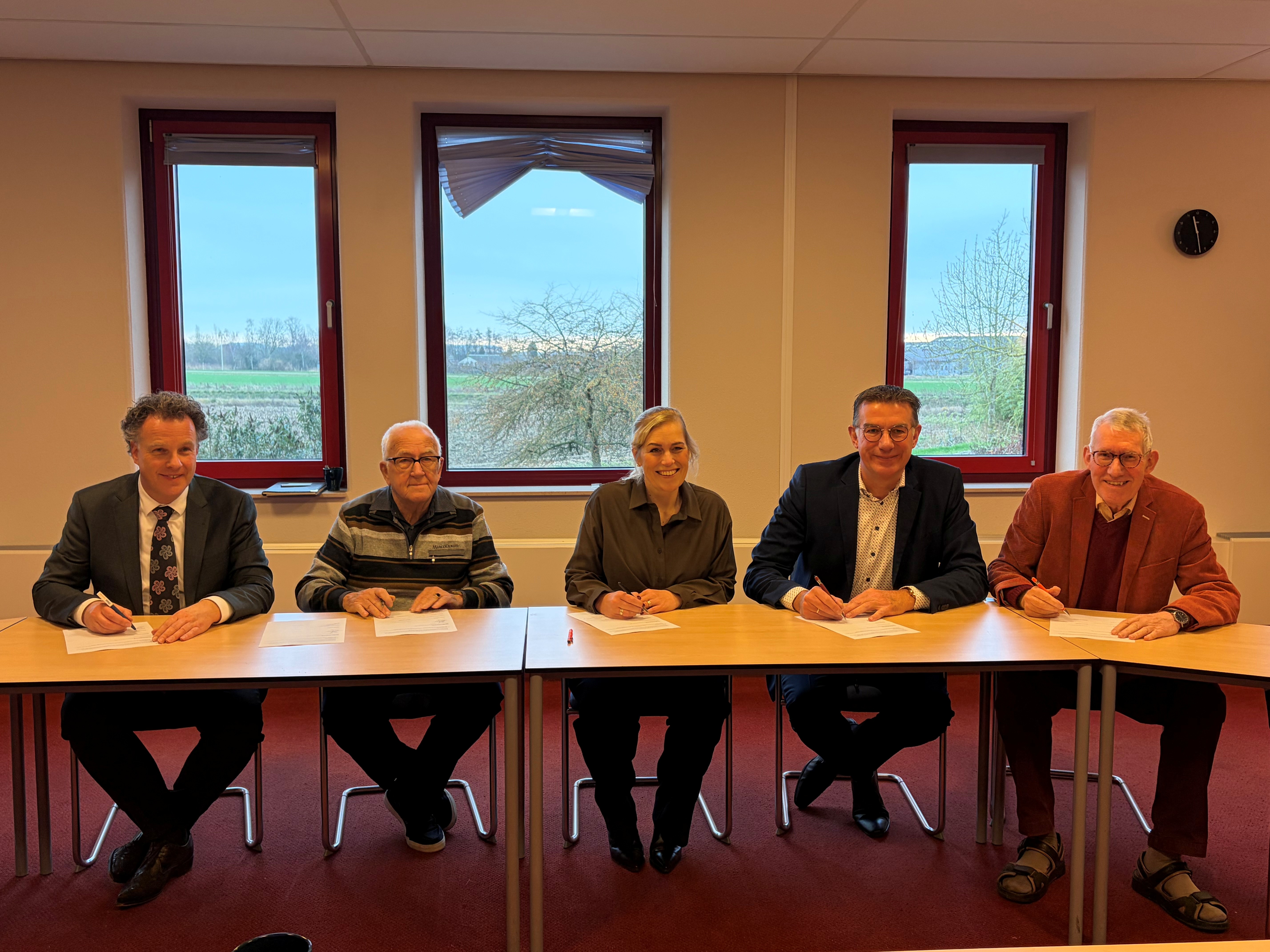 Wethouder De Bas (gemeente Buren), René Wiersema (directeur Thius), Tjapko van Dalen (directeur KleurrijkWonen), Huurders Belangen Organisatie Buren, Neder-Betuwe en Tiel en de bewonersraad Tiel/Buren tekenen de gezamenlijke prestatieafspraken voor 2026 en 2027..